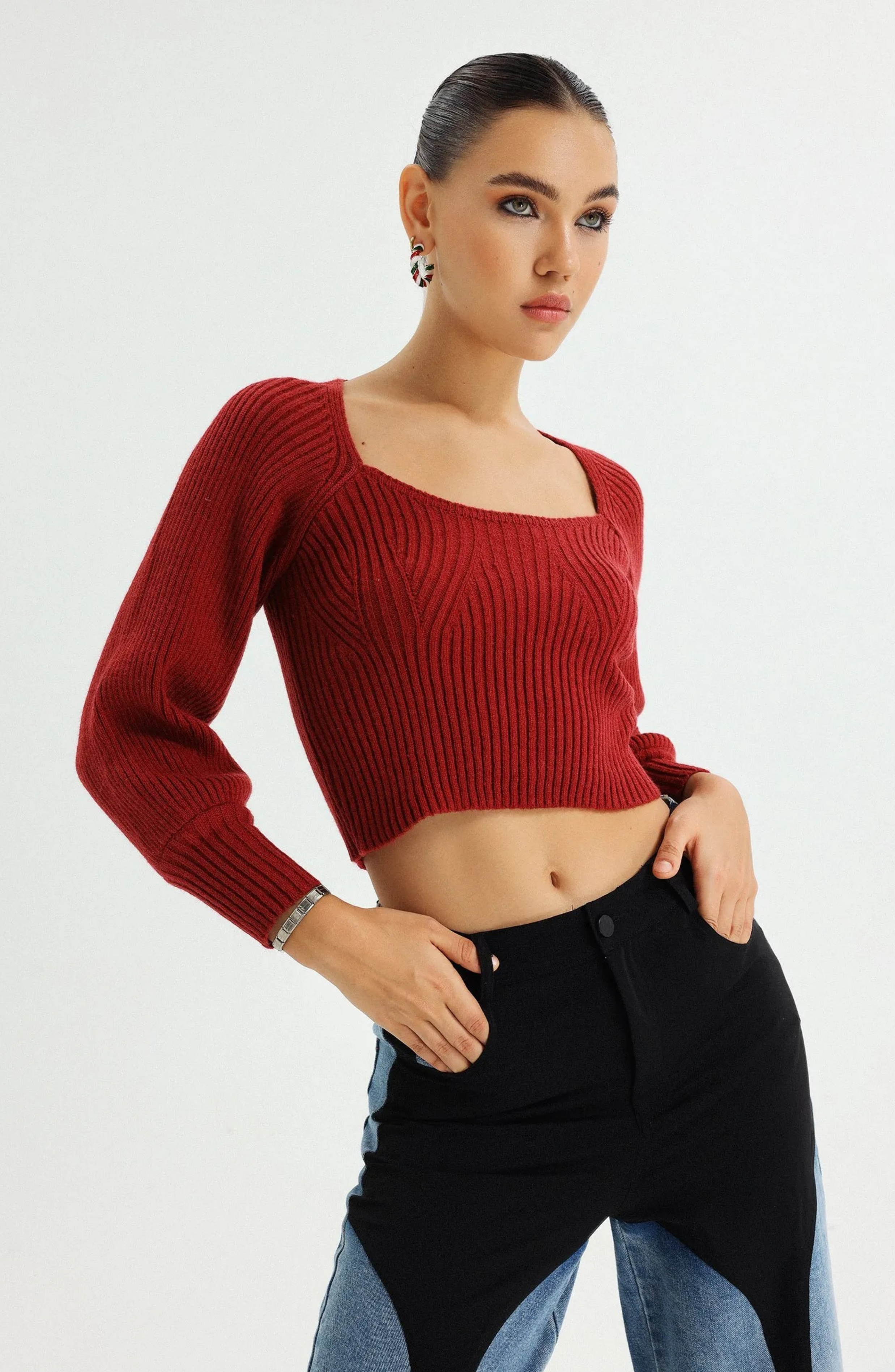 PALE SQUARE-CUT COLLAR TOP